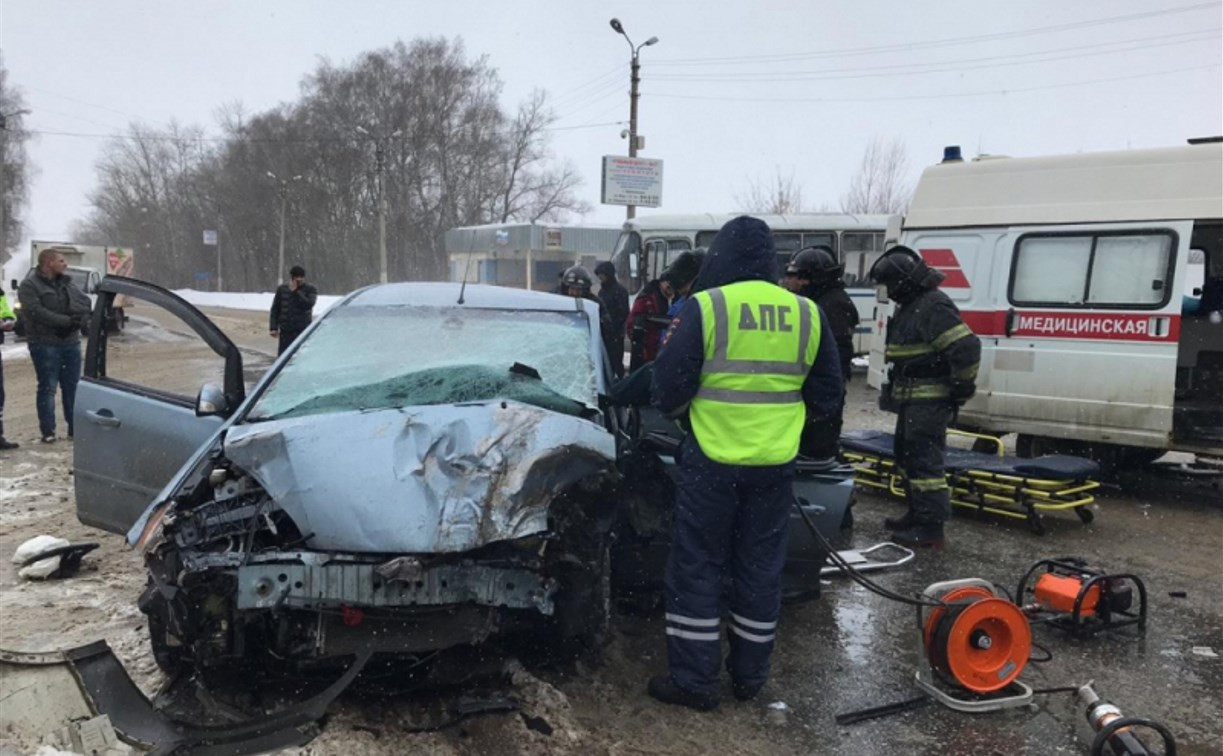 В Новомосковске в ДТП с автобусом погиб мужчина