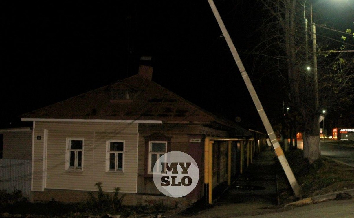 В Туле на улице Пролетарской бетонный столб падает на газовую трубу и жилой дом
