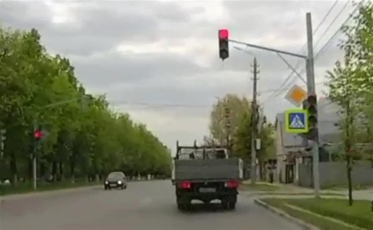 На ул. Кирова грузовичок просвистел на красный сигнал светофора