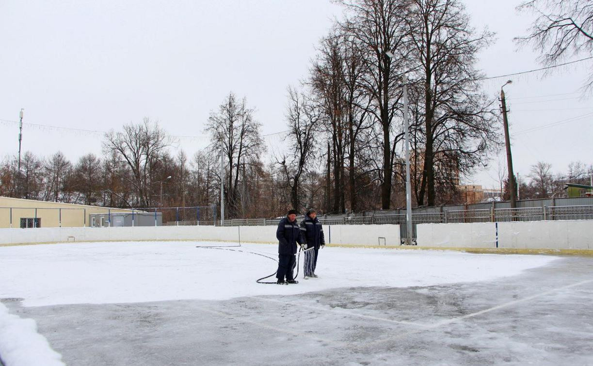 В Центральном парке Тулы заливают хоккейную коробку