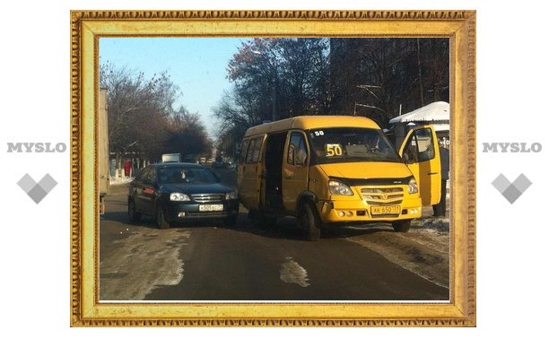 В Туле автолайн столкнулся с легковушкой