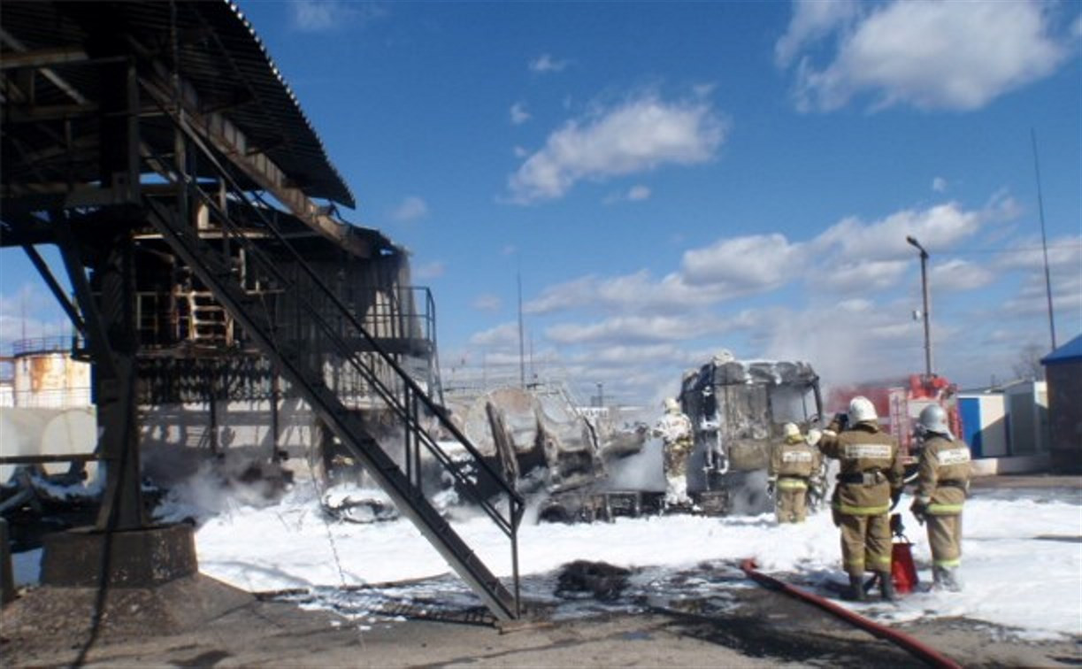 Во время пожара на бензовозе в Щёкино погиб оператор нефтебазы