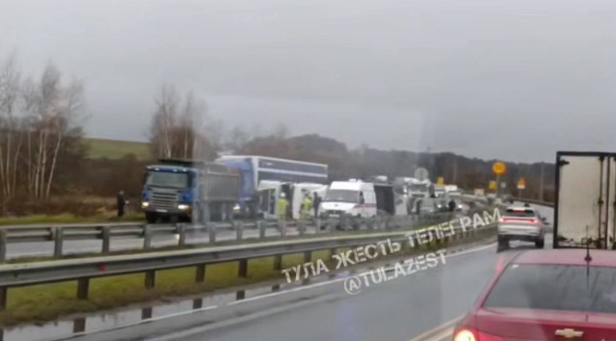 В Тульской области на мосту через Упу перевернулся грузовик с щебнем