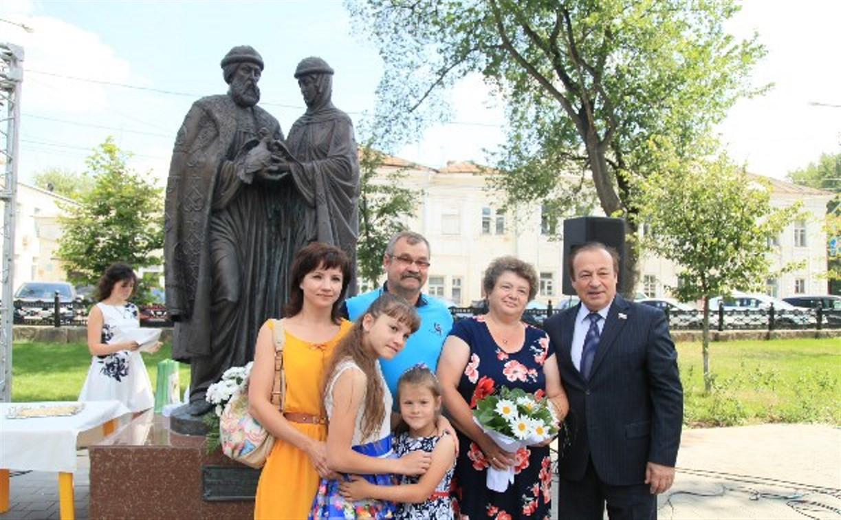 В День семьи, любви и верности Юрий Цкипури вручил медали пяти семейным парам