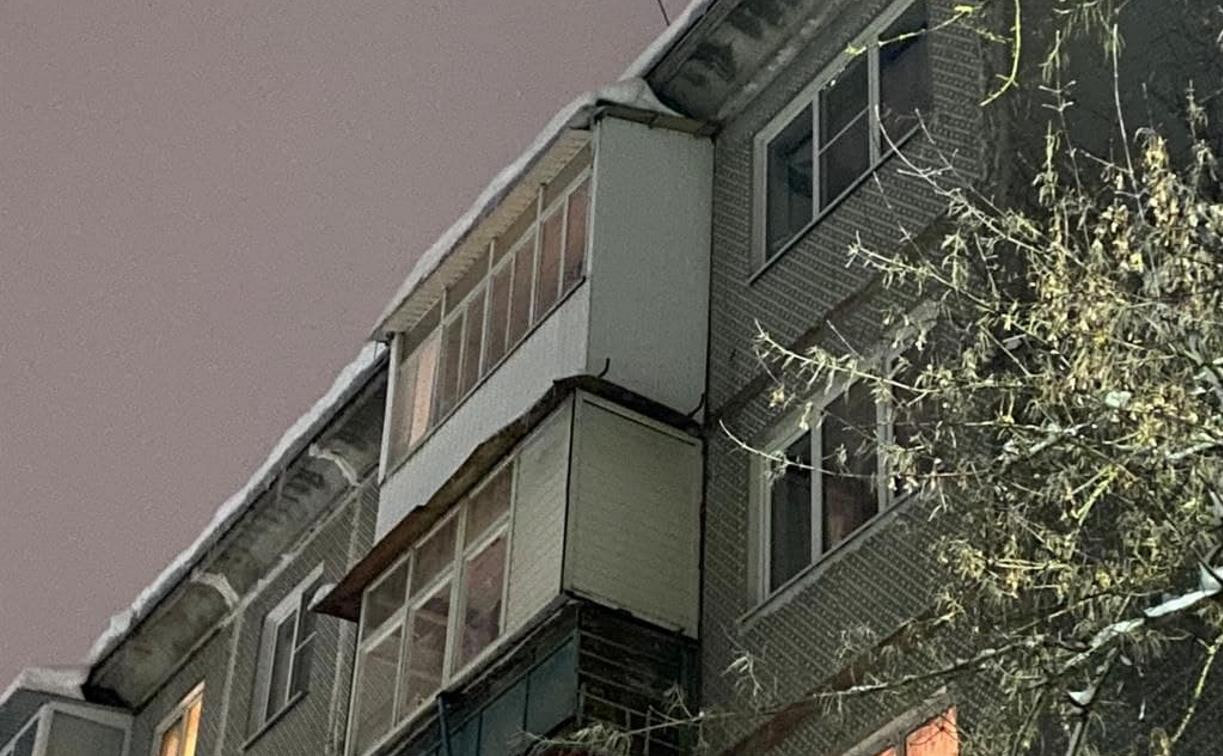 «Сосулька рухнула на ребенка с козырька балкона 5-го этажа»: УК «Жилкомцентр» не видит своей вины в случившемся