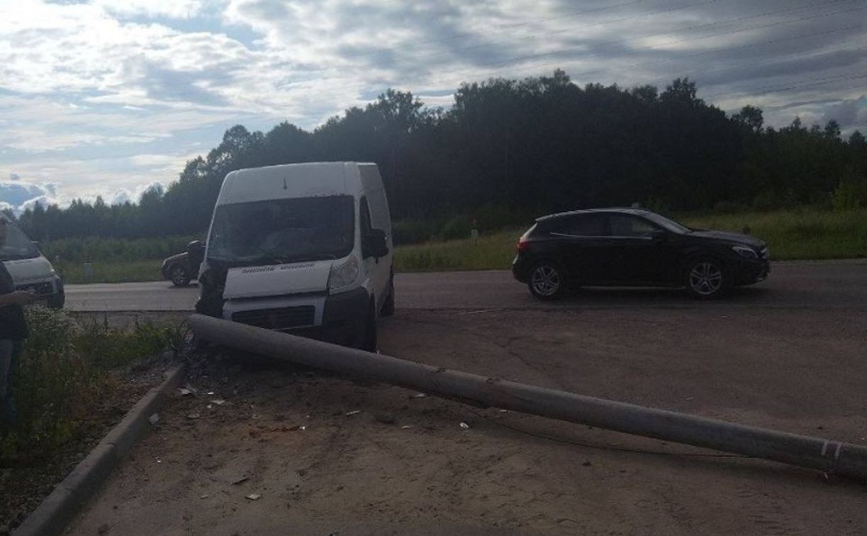 В Туле водитель фургона снёс столб ЛЭП, уходя от столкновения с другим авто