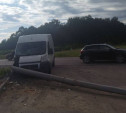 В Туле водитель фургона снёс столб ЛЭП, уходя от столкновения с другим авто