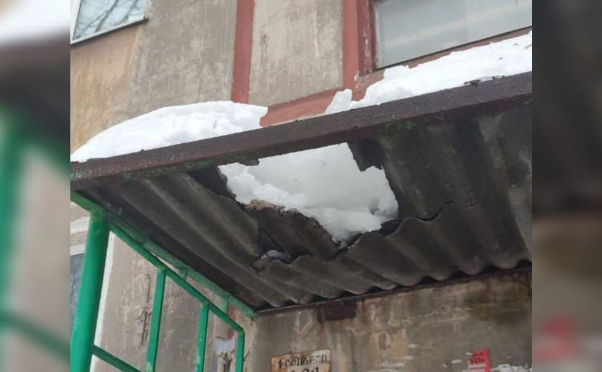 В Туле под тяжестью снега обвалился козырек подъезда жилого дома 