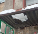 В Туле под тяжестью снега обвалился козырек подъезда жилого дома 