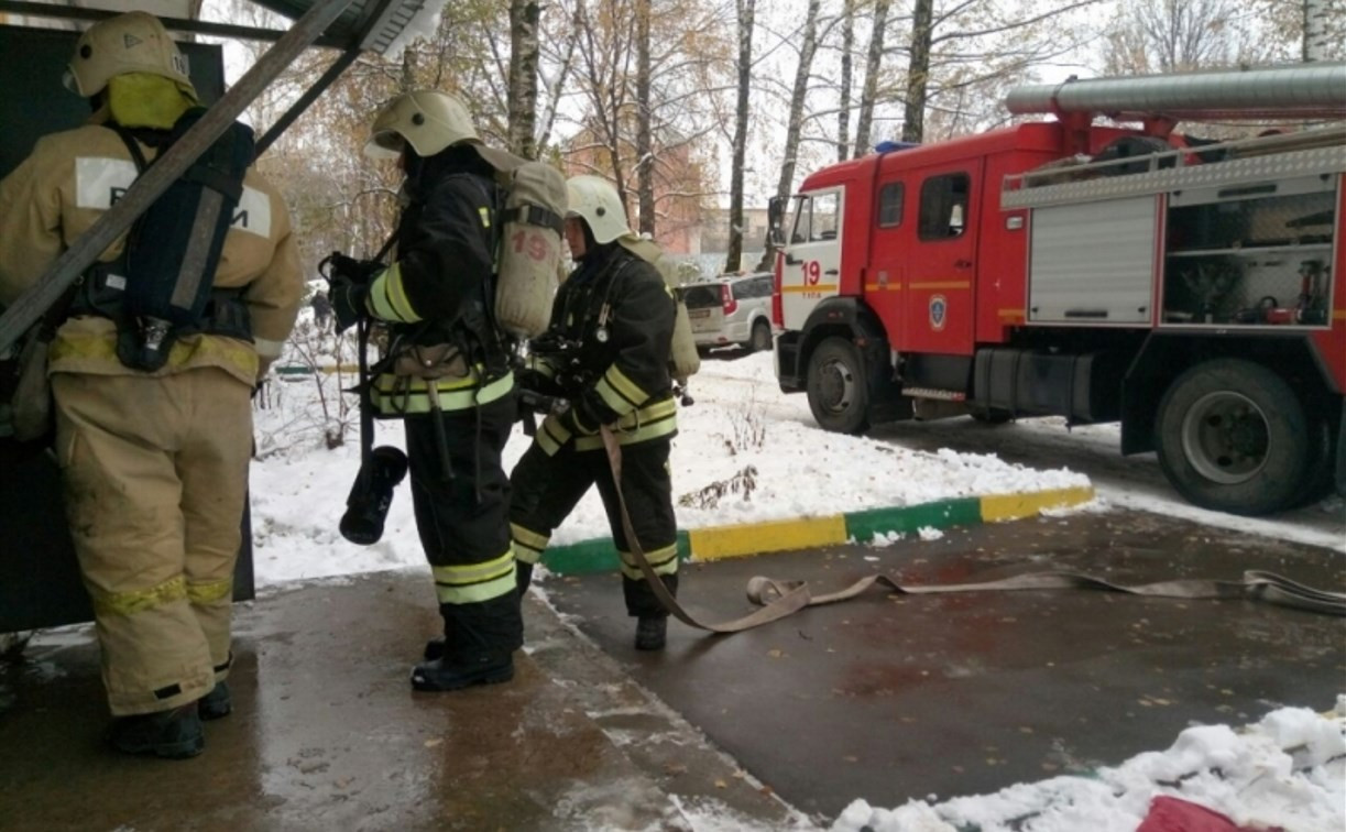 Пожарные вывели мужчину из горящей квартиры в Туле на улице Новомосковской