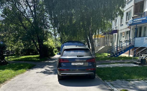 В Туле водителю Audi Q5 понадобился тротуар