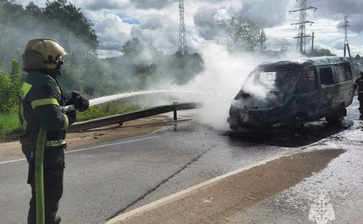 В Барсуках пожарные потушили загоревшийся автомобиль