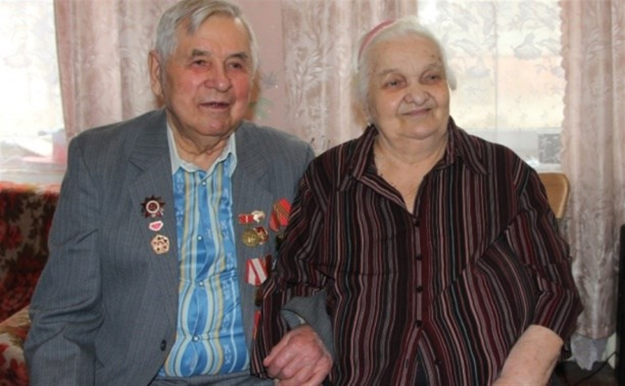 Евгений Авилов вручил медали супругам Кольцовым - ветеранам войны