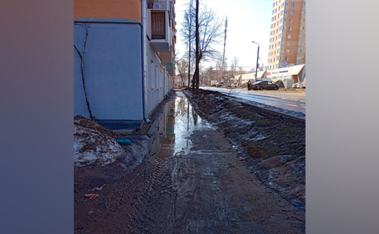 Море под окнами, сырые стены и плесень: жители улицы Шухова показали последствия ремонта дома и тротуара 