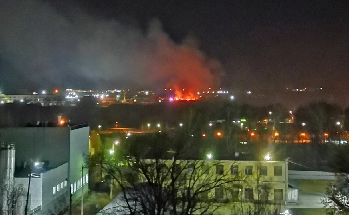 На Новомосковском шоссе сгорели строительный вагончик и гора макулатуры