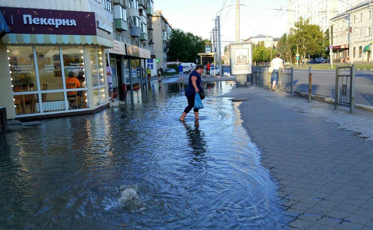 На Красноармейском проспекте в Туле канализационные нечистоты заливают тротуар: видео