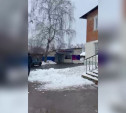 «Едва не упало на голову»: в Дубовке вновь с крыши дома рухнул снег и лед
