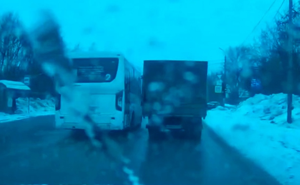 В Туле водитель автобуса не захотел повернуть по ПДД