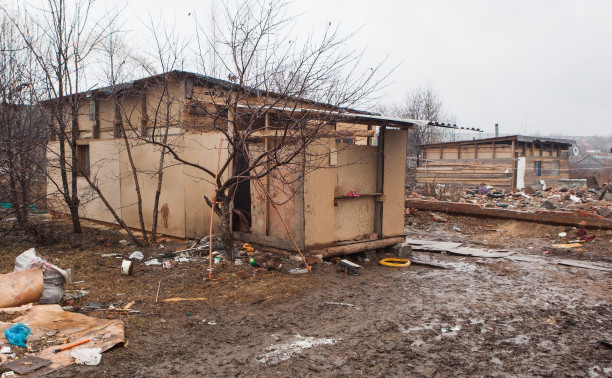 Цыгане в Плеханово год спустя: самострой или временное жилье?