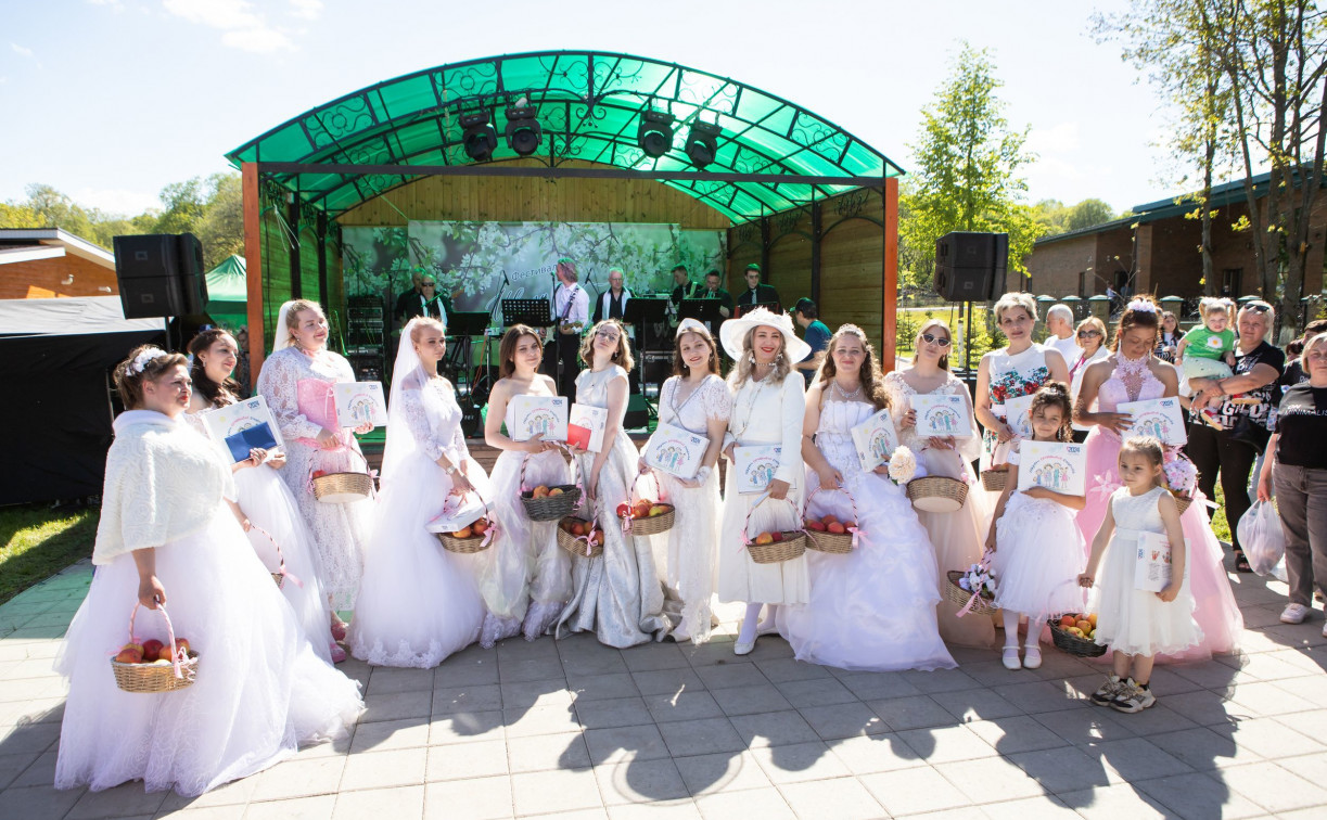 «Белое на белом»: На фестивале «Цветущая яблоня» в Тульской области состоялся парад невест