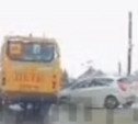 В Тульской области легковушка врезалась в автобус для перевозки детей: видео