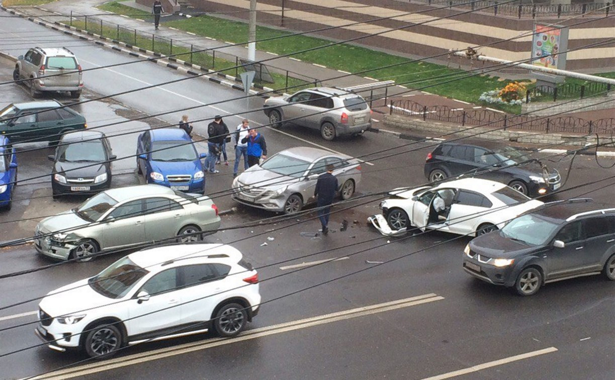 В Туле на улице Болдина произошла тройная авария