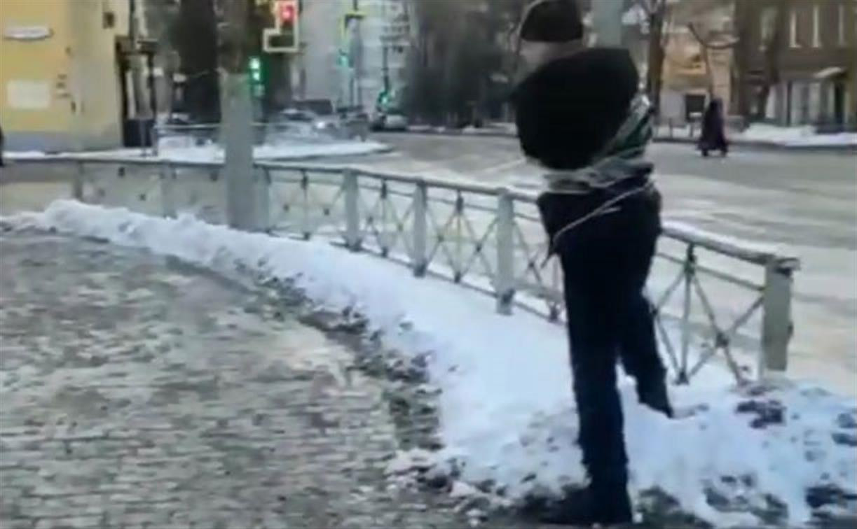 В Туле хулигана примотали скотчем к светофору: видео