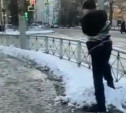 В Туле хулигана примотали скотчем к светофору: видео
