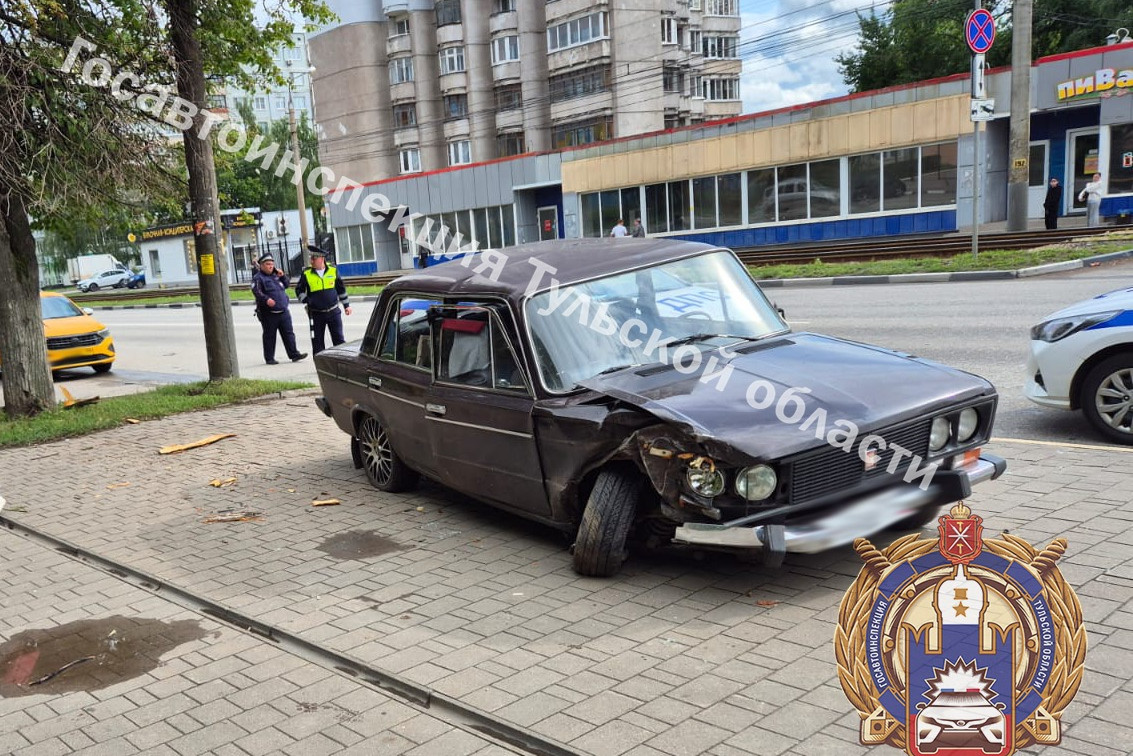 В Туле на Металлургов Polo влетел в баклажановую «шестерку»