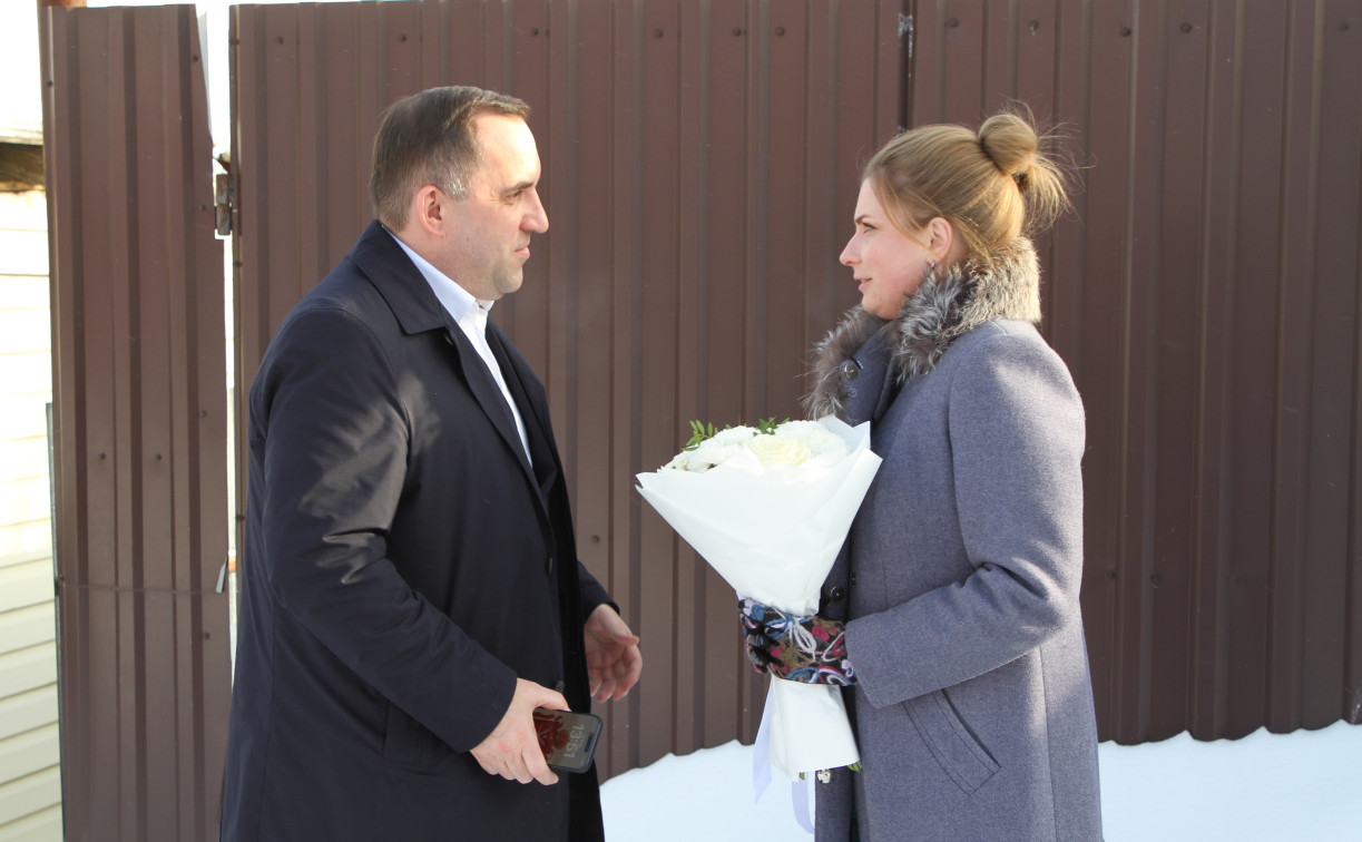 Андрей Дубровский поздравил с праздником семью медсестры, служившей на СВО