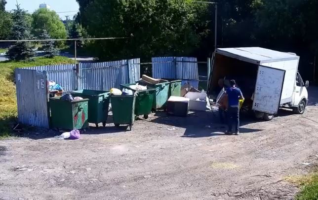 «Не хотят платить за вывоз — и весь мусор к нам»: жители Нижнего Елькино жалуются на стихийную свалку