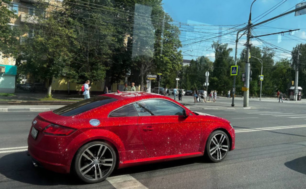 Красная Audi и кристаллов на миллион рублей: тулячка месяц обклеивала свою машину сотнями тысяч страз