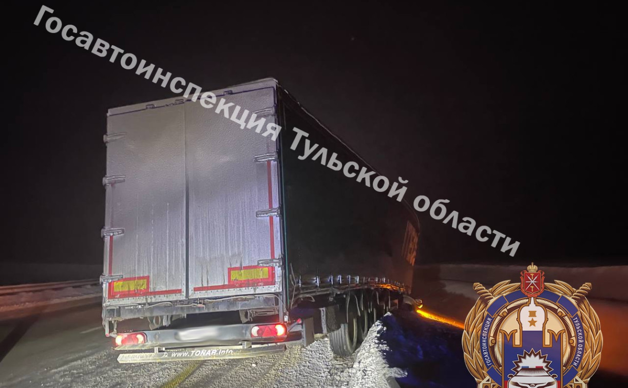 В Богородицком районе КамАЗ унесло в кювет 