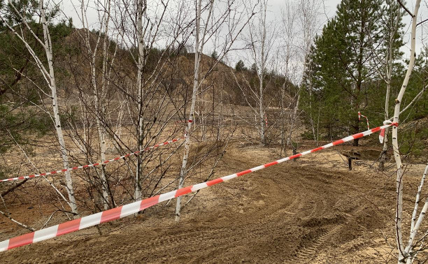 На Суворовских карьерах мотогонщики перетянули лес километрами сигнальной ленты