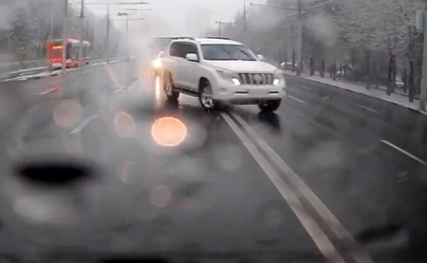 В Туле водитель авто с «красивым» номером непринужденно нарушил ПДД