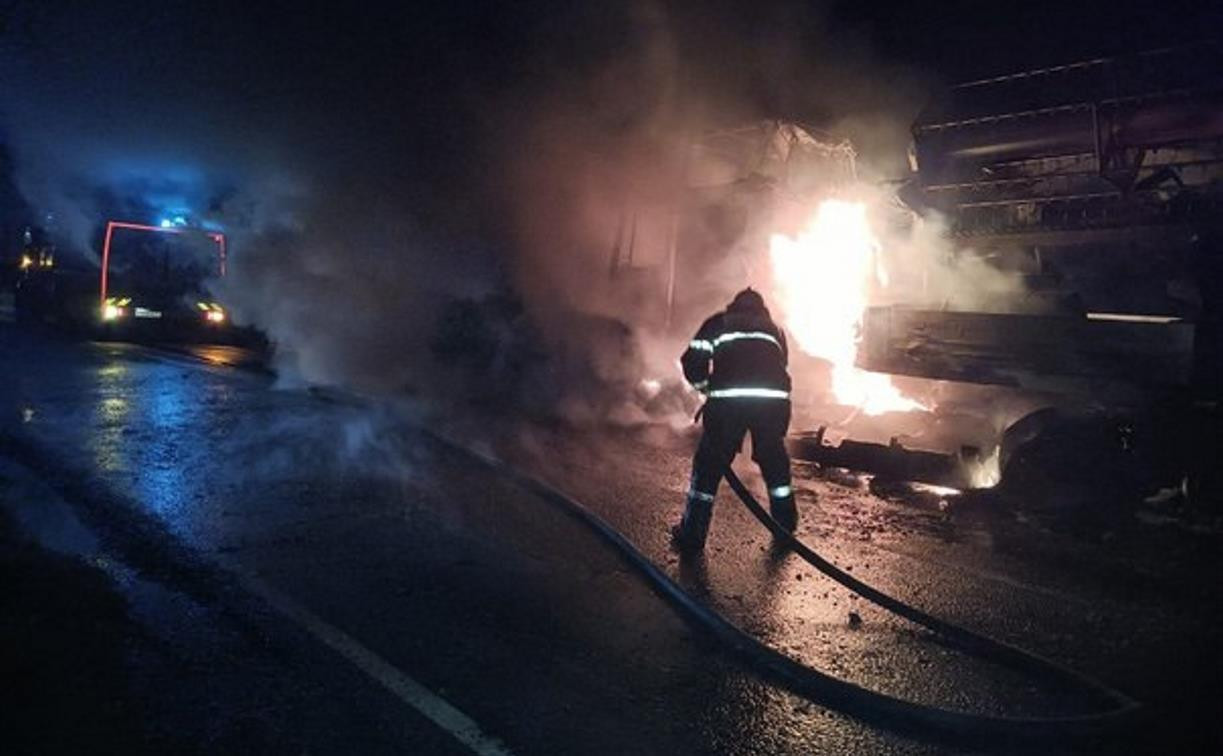 В д. Алесово под Тулой загорелся автомобиль: водитель получил ожоги