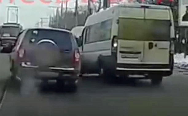 В Туле невнимательный водитель маршрутки едва не устроил ДТП: видео