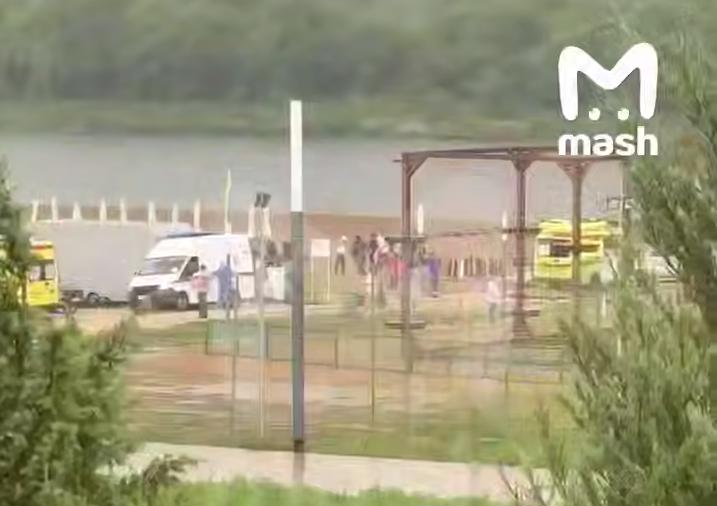 Молния ударила в водоем с людьми: появились подробности ЧП в Бунырево