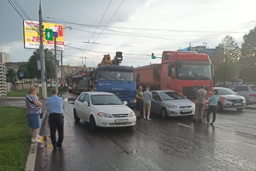 На ул. Советской из-за ДТП с несколькими машинами собралась огромная пробка