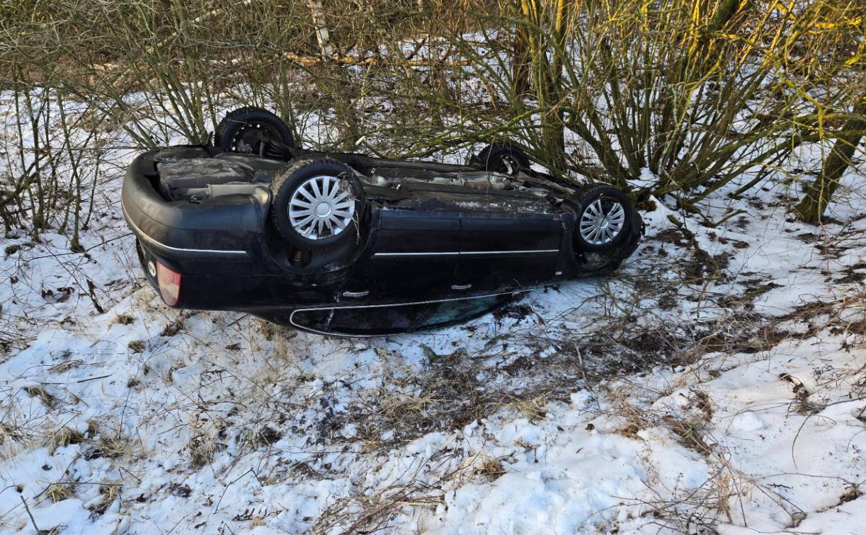 В Заокском районе Volkswagen вылетел в кювет и перевернулся