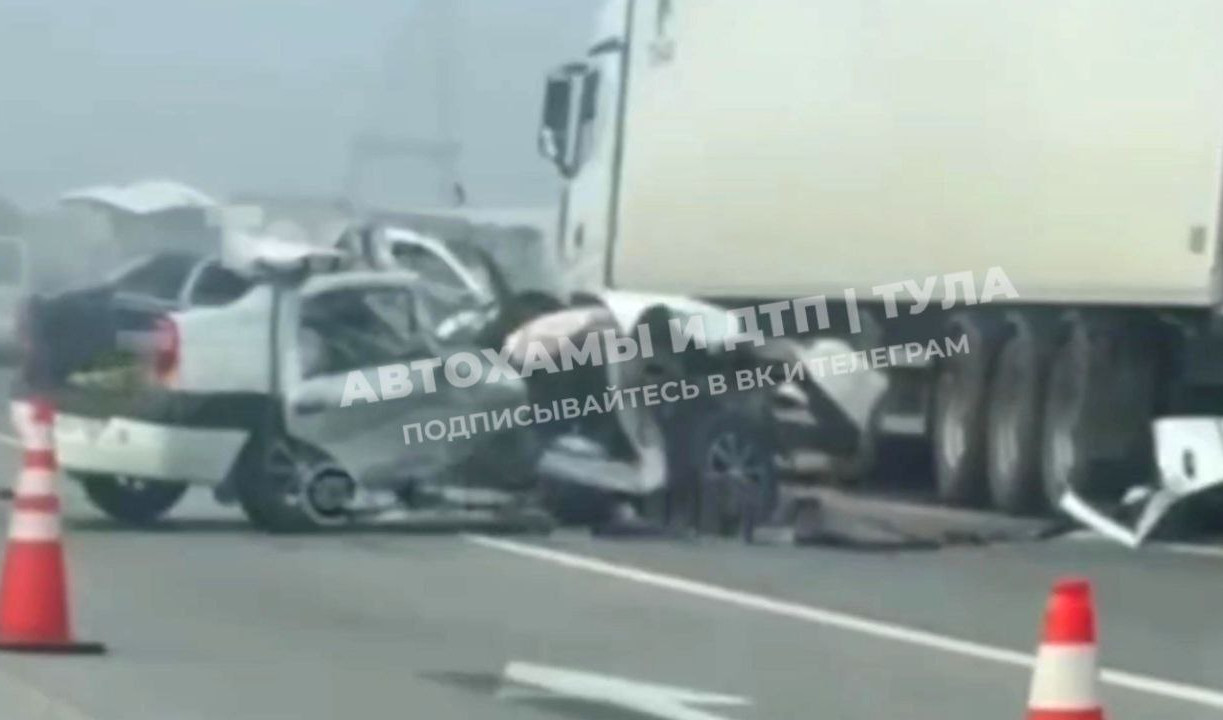 Жесткое ДТП в Веневском районе: водитель Renault разбился, влетев в стоящий КамАЗ