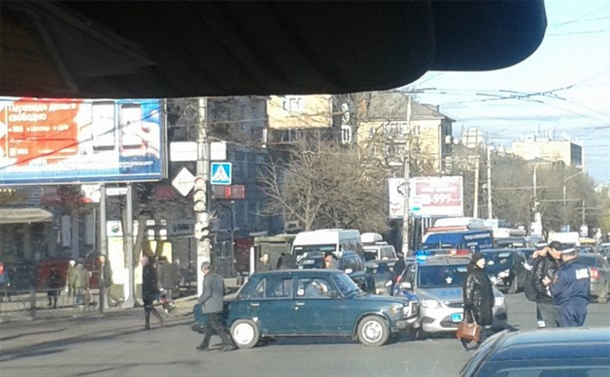 На проспекте Ленина столкнулись автомобиль ДПС и ВАЗ-2107