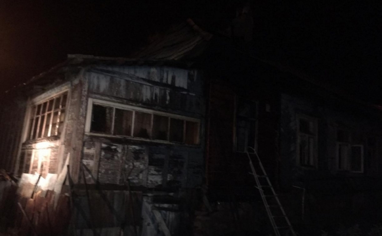 В Алексине ночью загорелся частный дом