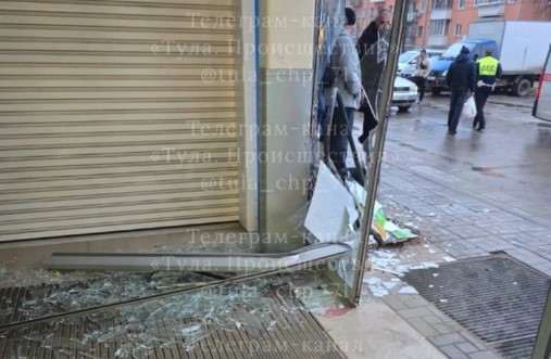 На ул. Шухова легковушка въехала в витрину супермаркета
