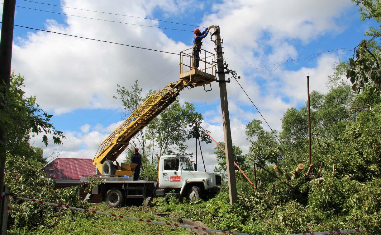 В Туле 10 бригад электриков восстанавливают энергоснабжение после шторма