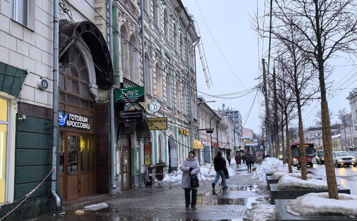 На пр. Ленина груда снега рухнула с крыши дома на тротуар
