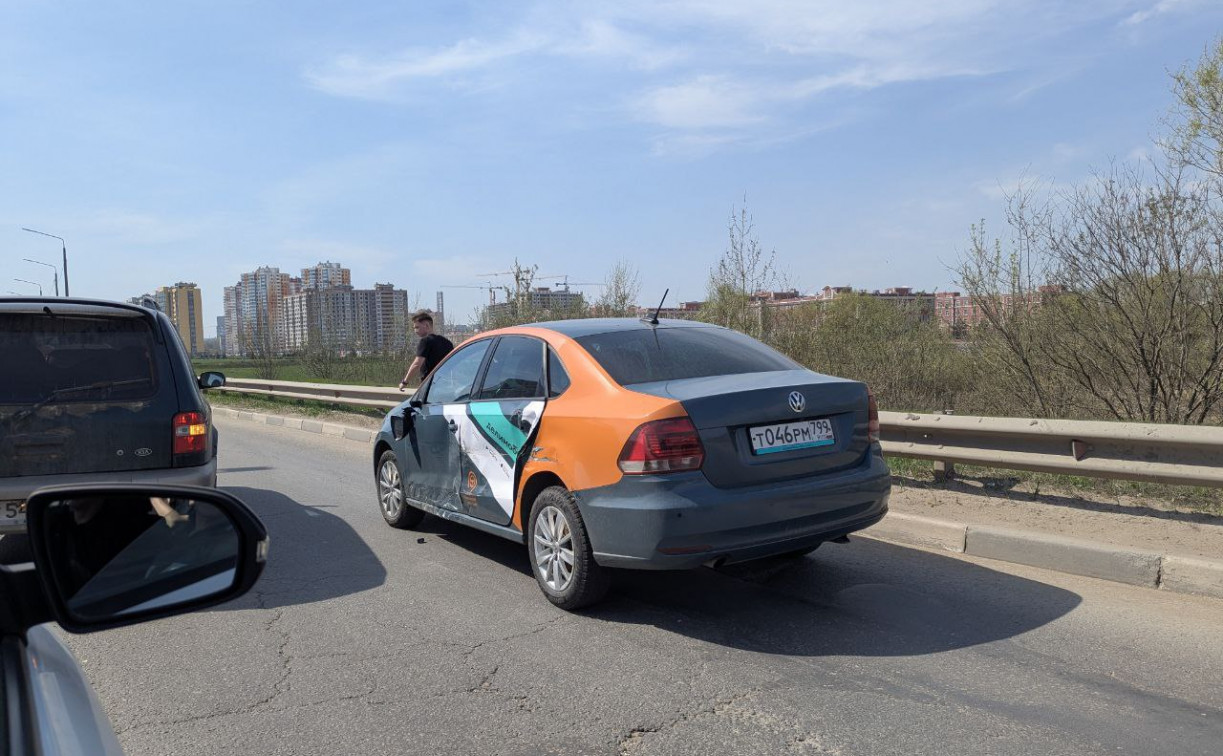 На Восточном обводе ГАЗель столкнулась с автомобилем каршеринга
