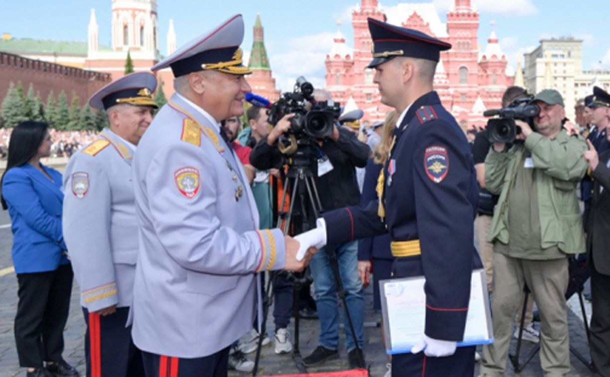 На Красной площади туляк получил диплом Московского университета МВД России  - Новости Тулы и области - MySlo.ru