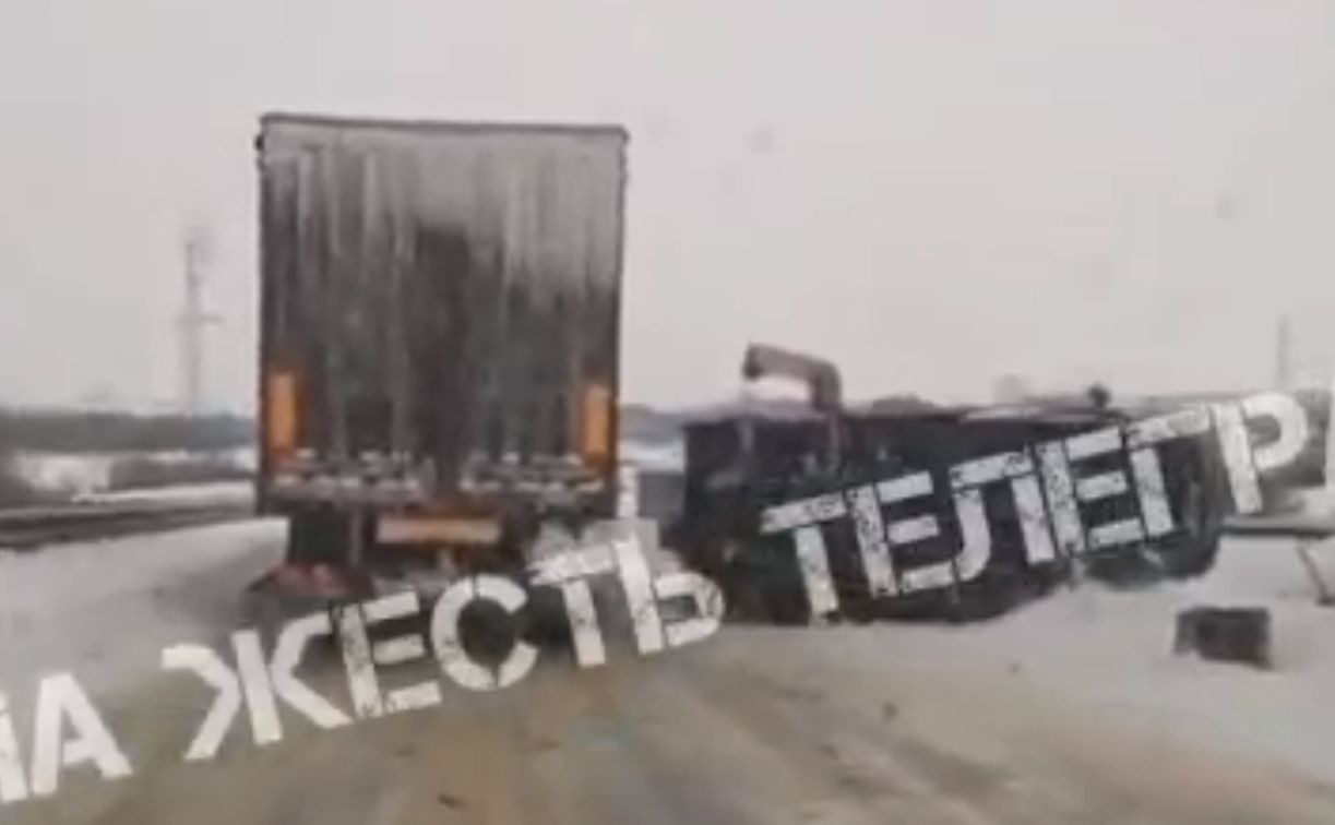 На автодороге Тула — Новомосковск опрокинулся большегруз