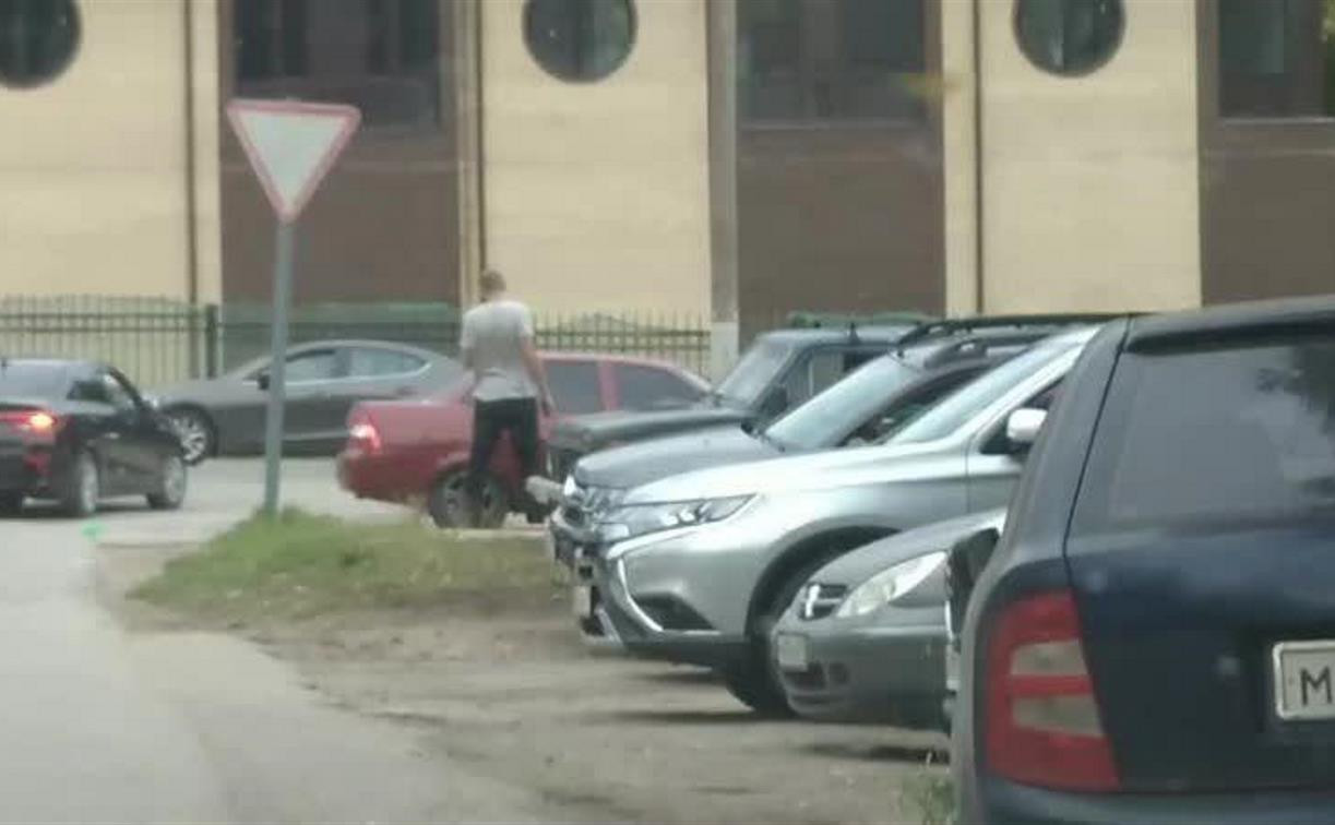 «Вот, кому-то достанется!»: Неадекватный туляк подрался с машиной. Видео 